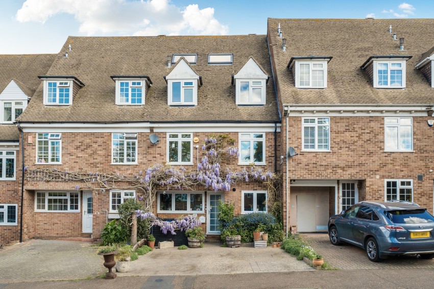Images for Lyndhurst Rise, Chigwell